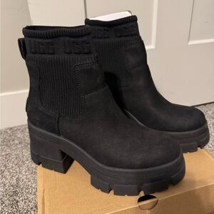 UGG Brooklyn Chelsea size 8.5 New in box